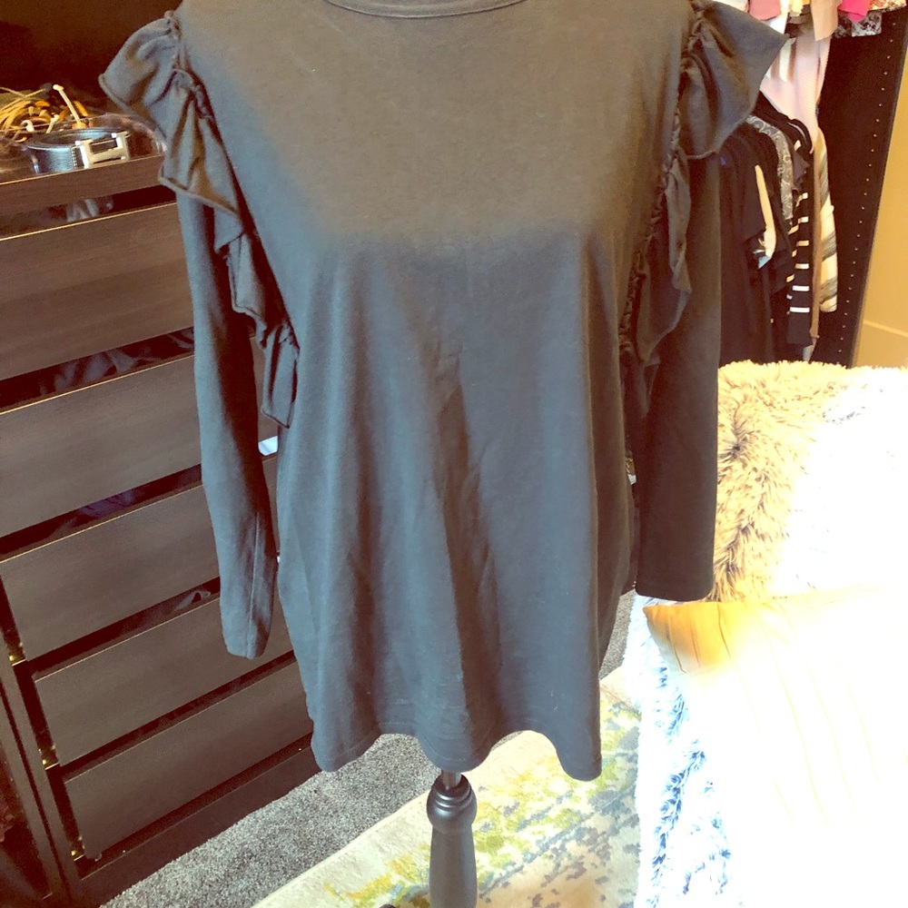 Ruffled shoulder shirt